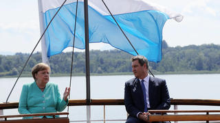  Bundeskanzlerin Angela Merkel besucht Markus Söder und das Bayerische Kabinett auf Schloß Herrenchiemsee Bundeskanzlerin Angela Merkel und Markus Söder Soeder fahren mit dem Schiff nach Schloß Herrenchiemsee, Herrenchiemsee Bayern Deutschland Schloß *** Federal Chancellor Angela Merkel visits Markus Söder and the Bavarian Cabinet at Herrenchiemsee Palace Federal Chancellor Angela Merkel and Markus Söder Soeder travel by ship to Herrenchiemsee Palace, Herrenchiemsee Bavaria Germany Palace