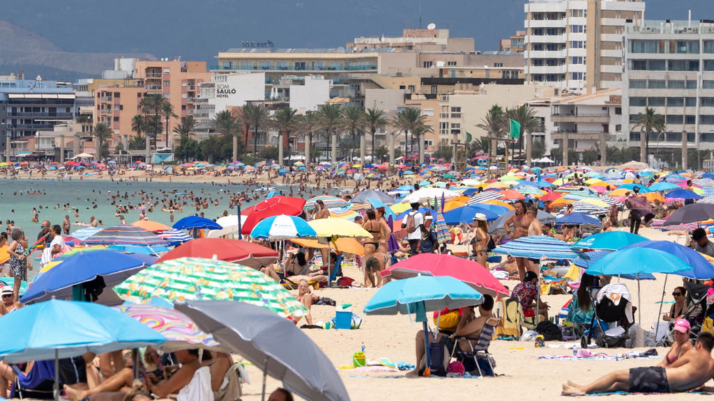 News Bilder des Tages Der Strand an der Playa de Palma ist deutlich gefüllter als in den Tagen zuvor offenbar reisen aktuell wieder mehr deutsche Urlauber nach Mallorca Mallorca einen Tag vor Einführung einer verschärften Maskenpflicht -Der Strand an