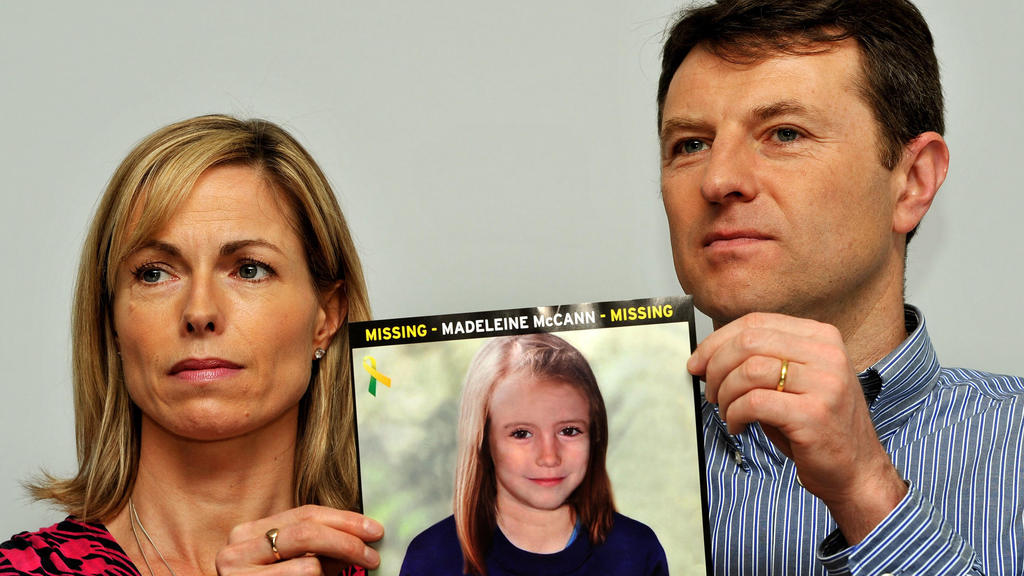 ARCHIV - 02.05.2012, Großbritannien, London: Kate und Gerry McCann, Eltern der vor 13 Jahren verschwundenen Britin Madeleine "Maddie" McCann halten bei einem Such-Aufruf das Foto ihrer Tochter. (zu dpa "Spekulation um Maddies Tod: Eltern dementieren