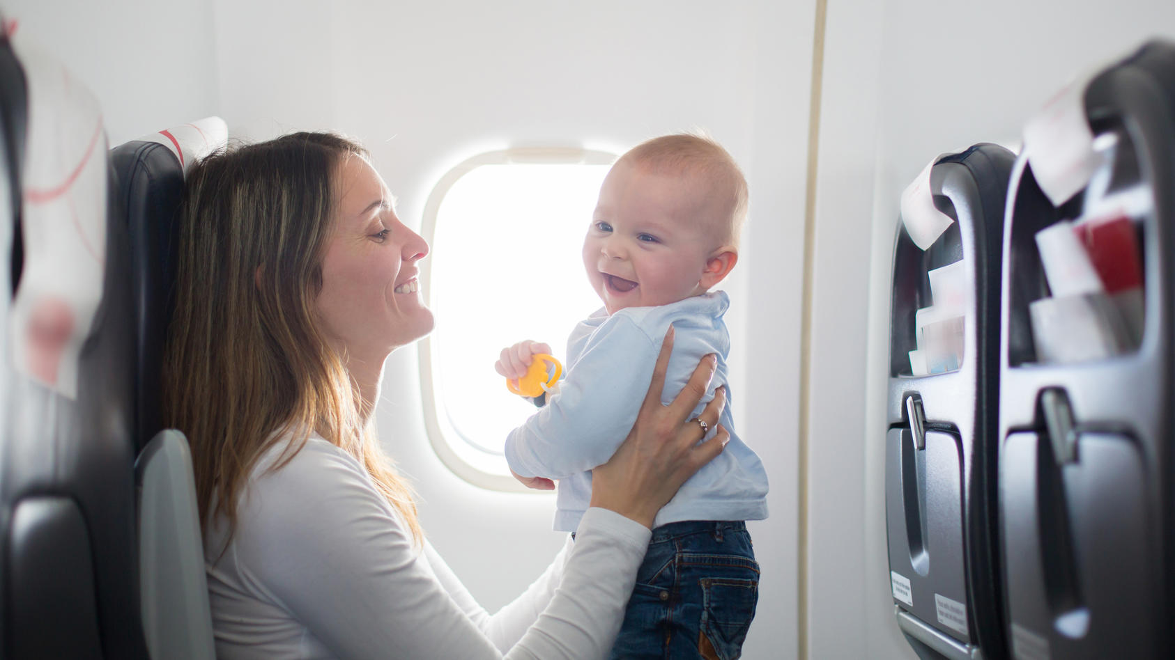 Flugreisen können auch ohne Baby schon ganz schön stressig sein - sind Sie mit Ihren Kleinen unterwegs, gibt es allerdings noch einiges mehr zu beachten.