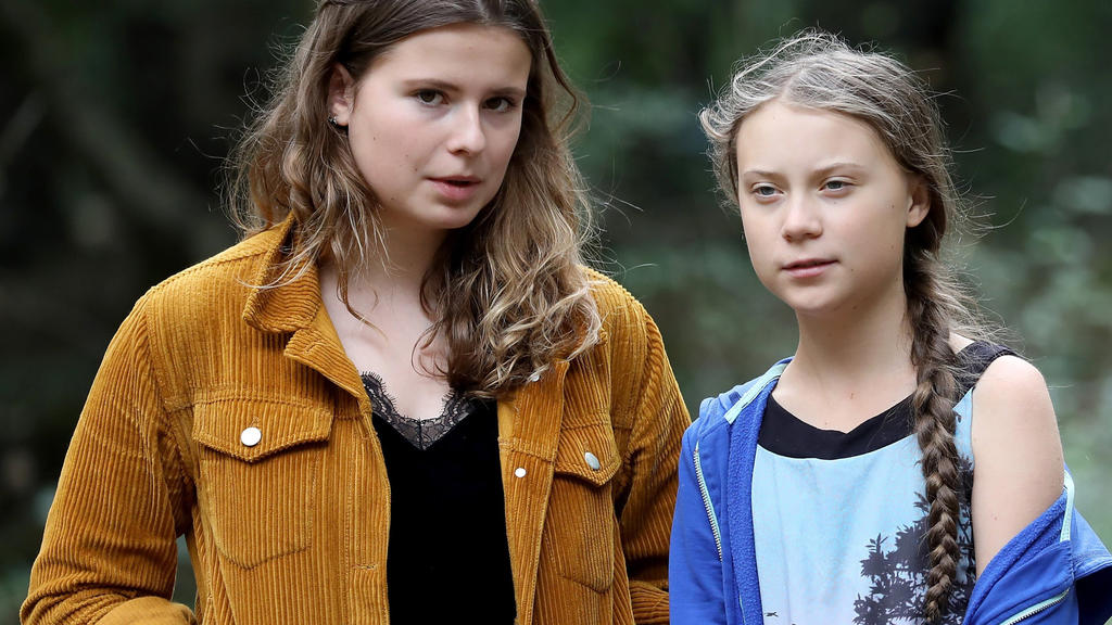 ARCHIV - 10.08.2019, Nordrhein-Westfalen, Kerpen: Die Klimaschutzaktivistinnen Luisa Neubauer (l) und Greta Thunberg stehen zusammen im Hambacher Forst. Vor dem EU-Sondergipfel zum Aufbauprogramm in der Corona-Krise fordern Klimaaktivistin Neubauer u
