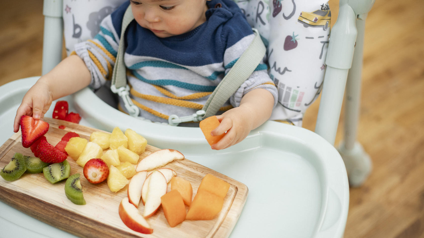 Baby led-weaning: Baby isst Obst