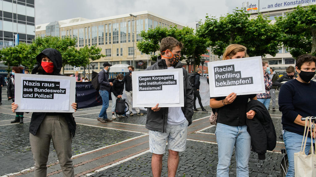 16.06.2020, Hessen, Frankfurt/Main: Demoteilnehmer halten Plakate mit der Forderung ·Nazis raus aus der Bundeswehr·, ·Gegen Korpsgeist und institutionellen Rassismus!· und ·Racial Profiling bekämpfen· hoch. Verschiedene Gruppierungen und Antifaschist