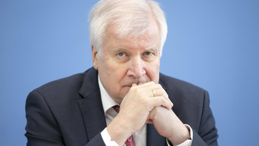 News Themen der Woche KW28 Bundesinnenminister Horst Seehofer, CSU, stellt den Verfassungsschutzbericht 2019 vor. Berlin, 08.07.2020 Berlin Deutschland *** Federal Interior Minister Horst Seehofer, CSU, presents the 2019 Report on the Protection of t