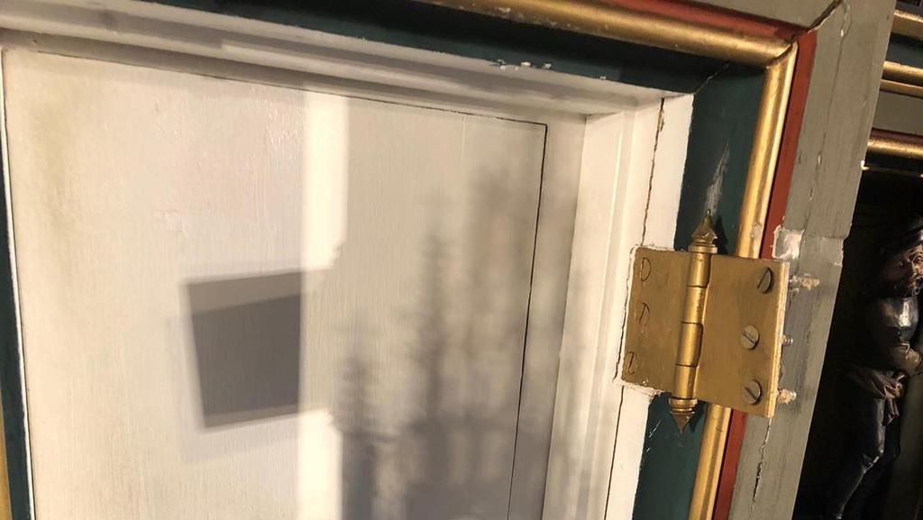 Ein Tabernakel ohne Tür: Die Einbrecher haben die goldene Ziertür gewaltsam entwendet.