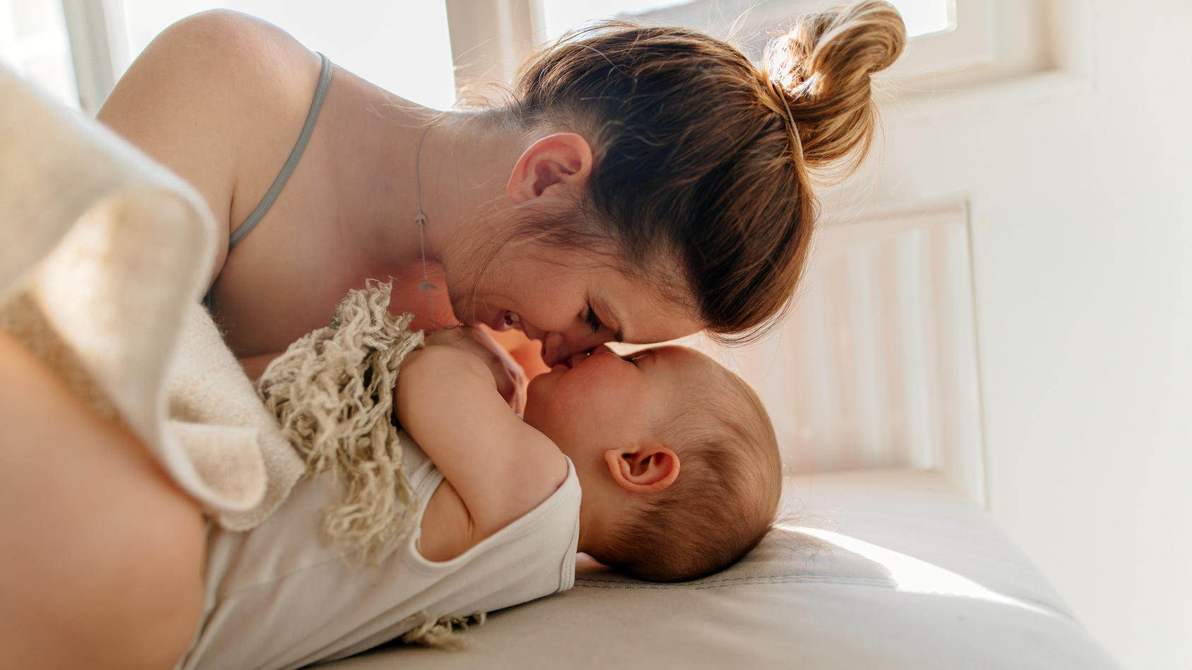 Eine starke emotionale Bindung zwischen Eltern und Kind ist die Grundlage für eine gesunde Babyentwicklung. Beim Bonding können Sie diese Verbindung stärken.