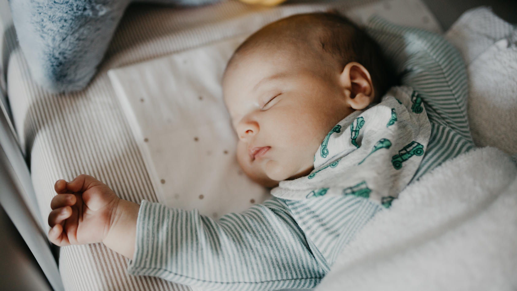 Für das schlafen lernen beim Baby gibt es kein Patentrezept: Je nach den Bedürfnissen des Kindes gibt es aber verschiedene Möglichkeiten, dem Kind einen geruhsameren Schlaf zu ermöglichen.
