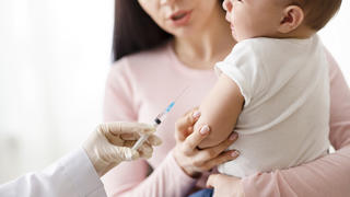 Arzt gibt Baby eine Impfung