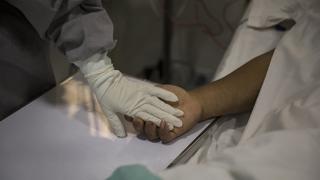 07.07.2020, Peru, Lima: Die Ärztin Lorena Castro behandelt einen Patienten auf der Intensivstation für Covid-19-Fälle im privaten Krankenhaus Ricardo Palma. Foto: Rodrigo Abd/AP/dpa +++ dpa-Bildfunk +++