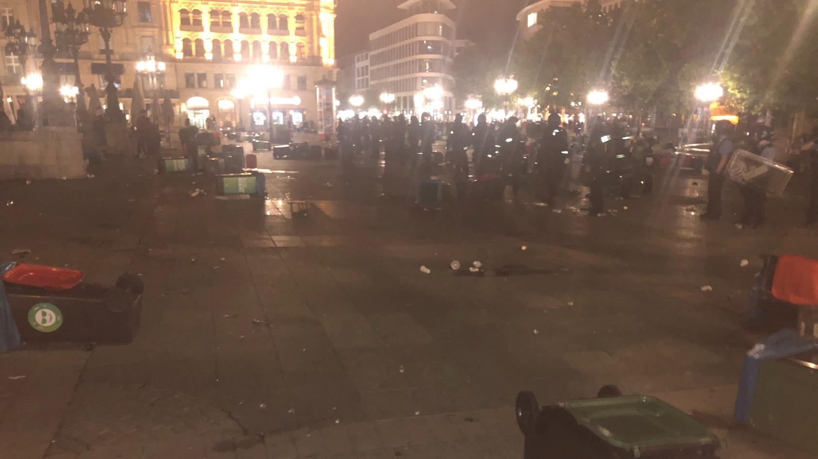 Am Frankfurter Opernplatz feiern im Sommer tausende Menschen. 