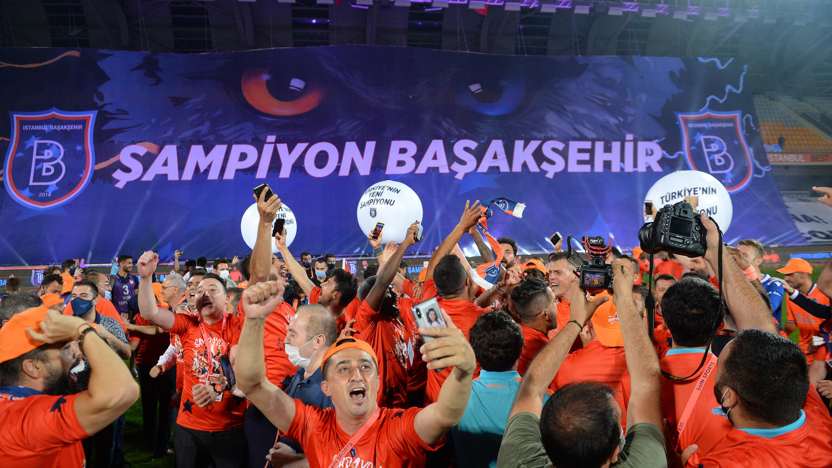 Sport Bilder des Tages Basaksehir FK earns their first 2019-2020 Turkish Süper Lig title and becomes the 6th champions i