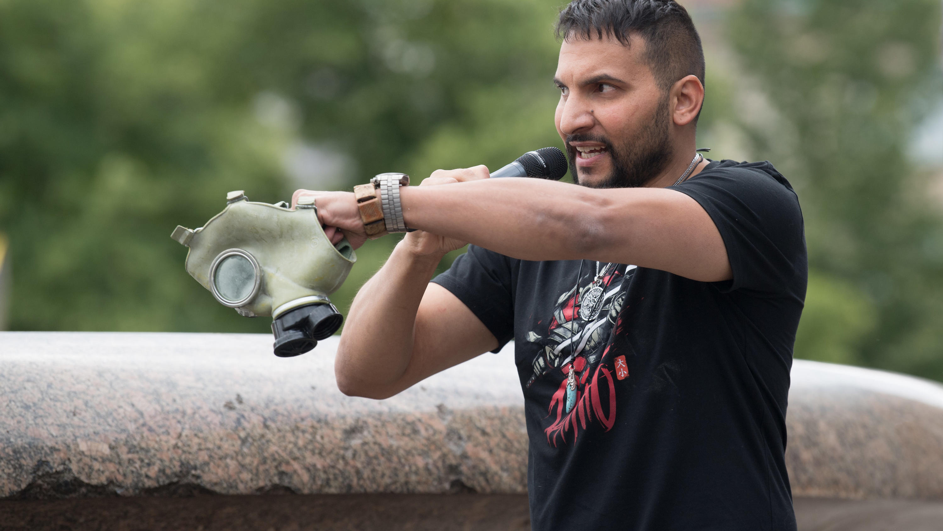 11.07.2020, Berlin: Attila Hildmann, Kochbuchautor und Anti-Corona-Aktivist, spricht bei einer Demonstration gegen die Corona-Einschränkungen im Lustgarten und hält dabei eine ABC-Schutzmaske. Foto: Jörg Carstensen/dpa +++ dpa-Bildfunk +++