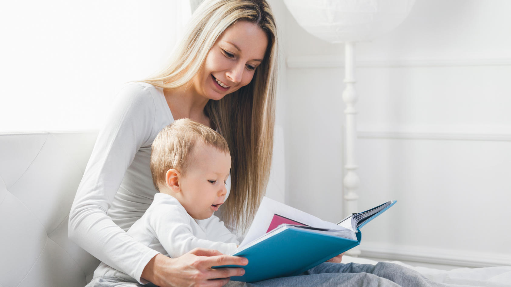 Erste Bücher für das Baby: Bilderbücher unterstützen die Sprachentwicklung der Kleinen - und das lesen der bunten Seiten macht richtig Spaß!