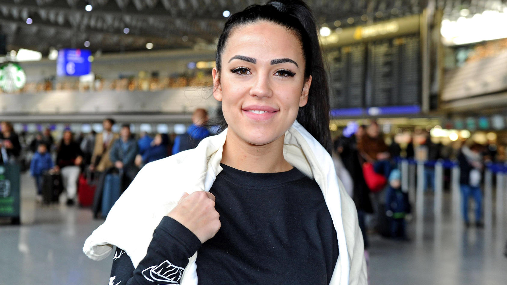  Entertainment Bilder des Tages RTL - Dschungelcamp 2020. Elena Miras anläßlich der Abreise der Kandidaten der RTL - Sendung Ich bin ein Star - holt mich hier raus zum Dschungel-Camp 2020 am 06.01.2020 auf dem Flughafen Frankfurt / Main. 20200106MWI1