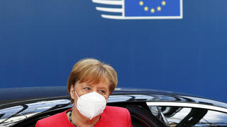 20.07.2020, Belgien, Brüssel: Bundeskanzlerin Angela Merkel (CDU) trägt eine Gesichtsmaske, als sie am vierten Tag zu einem EU-Gipfel in Brüssel eintrifft. Die Staats- und Regierungschefs der 27 Mitgliedstaaten der Europäischen Union treffen sich, um über ein Finanz- und Krisenpaket in Höhe von insgesamt 1,8 Billionen Euro zu beraten. Foto: Francois Lenoir/Reuters Pool/AP/dpa +++ dpa-Bildfunk +++