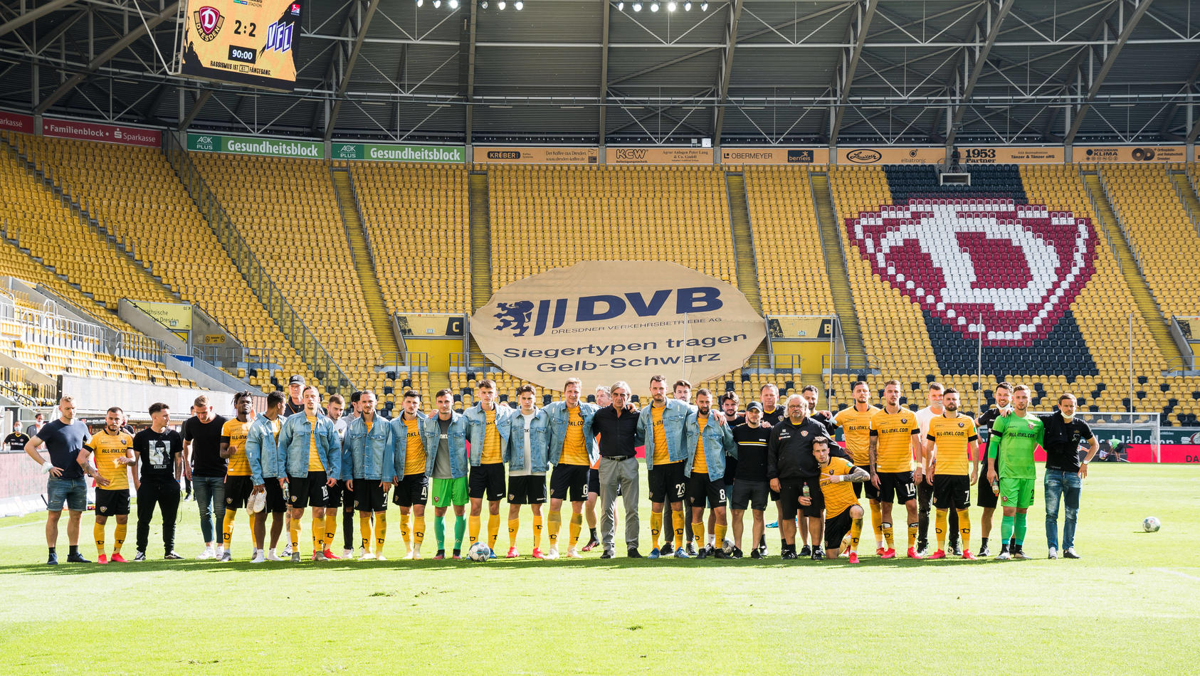 Mannschaftsfoto der Dresdner nach Spielende gemeinsam mit dem scheidenden Sportdirektor Ralf Minge; SG Dynamo Dresden -