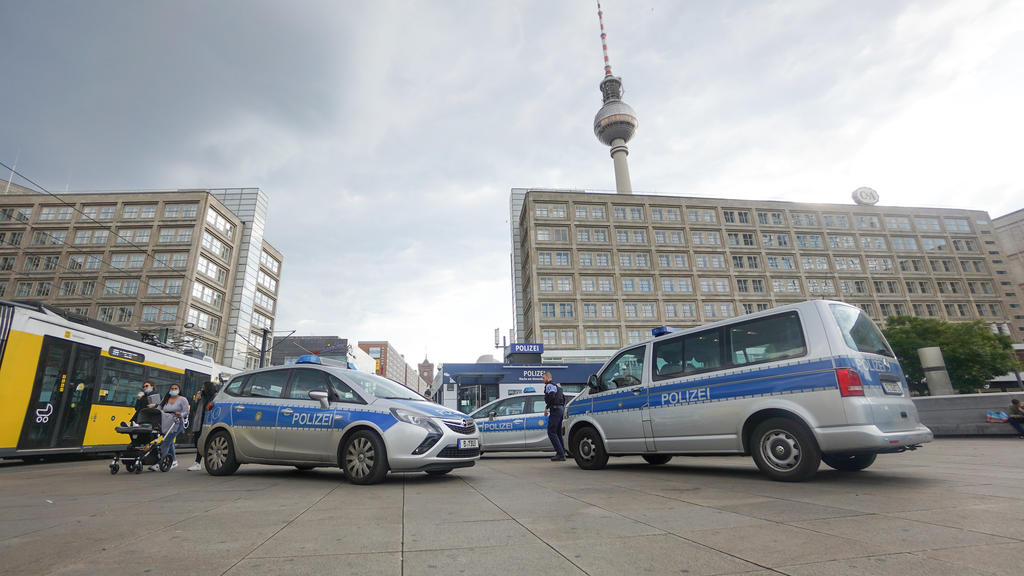 Fahrzeuge der Polizei stehen vor der Wache auf dem Alexanderplatz