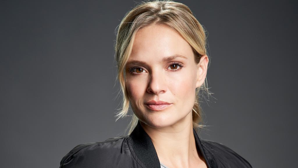 Pia Stutzenstein spielt Vicky Reisinger, Polizeikommissarin