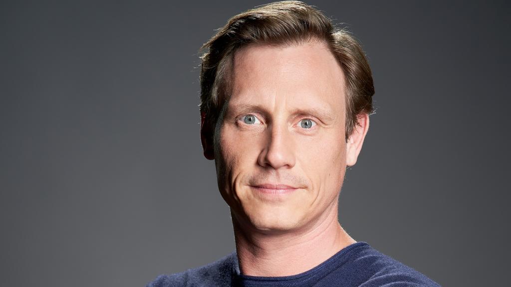 Patrick Kalupa spielt Roman Kramer, Leiter der Autobahnpolizei