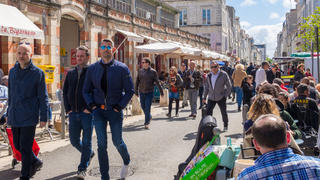 La Rochelle, Frankreich - 11. Mai 2019: Geschäftige Straße mit Cafés und Geschäften in der Altstadt von La Rochelle, Frankreich