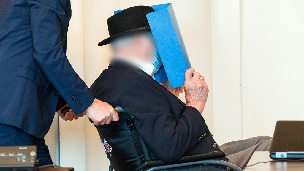 23.07.2020, Hamburg: Ein 93 Jahre alter ehemaliger SS-Wachmann des Konzentrationslagers Stutthof bei Danzig wird im Landgericht in einem Gerichtssaal geschoben. Das Landgericht Hamburg hat den ehemaligen Wachmann zu zwei Jahren Jugendstrafe auf Bewäh