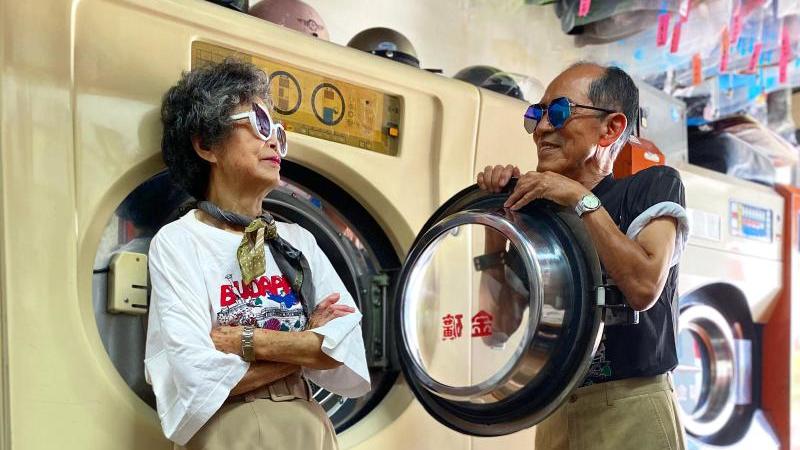 Die 84 Jahre alte Hsu Hsiu-e und ihr 83 Jahre alter Mann Chang Wan-ji zeigen sich in Kleidung, die Kunden bei ihnen vergessen haben. Foto: Reef Chang/dpa