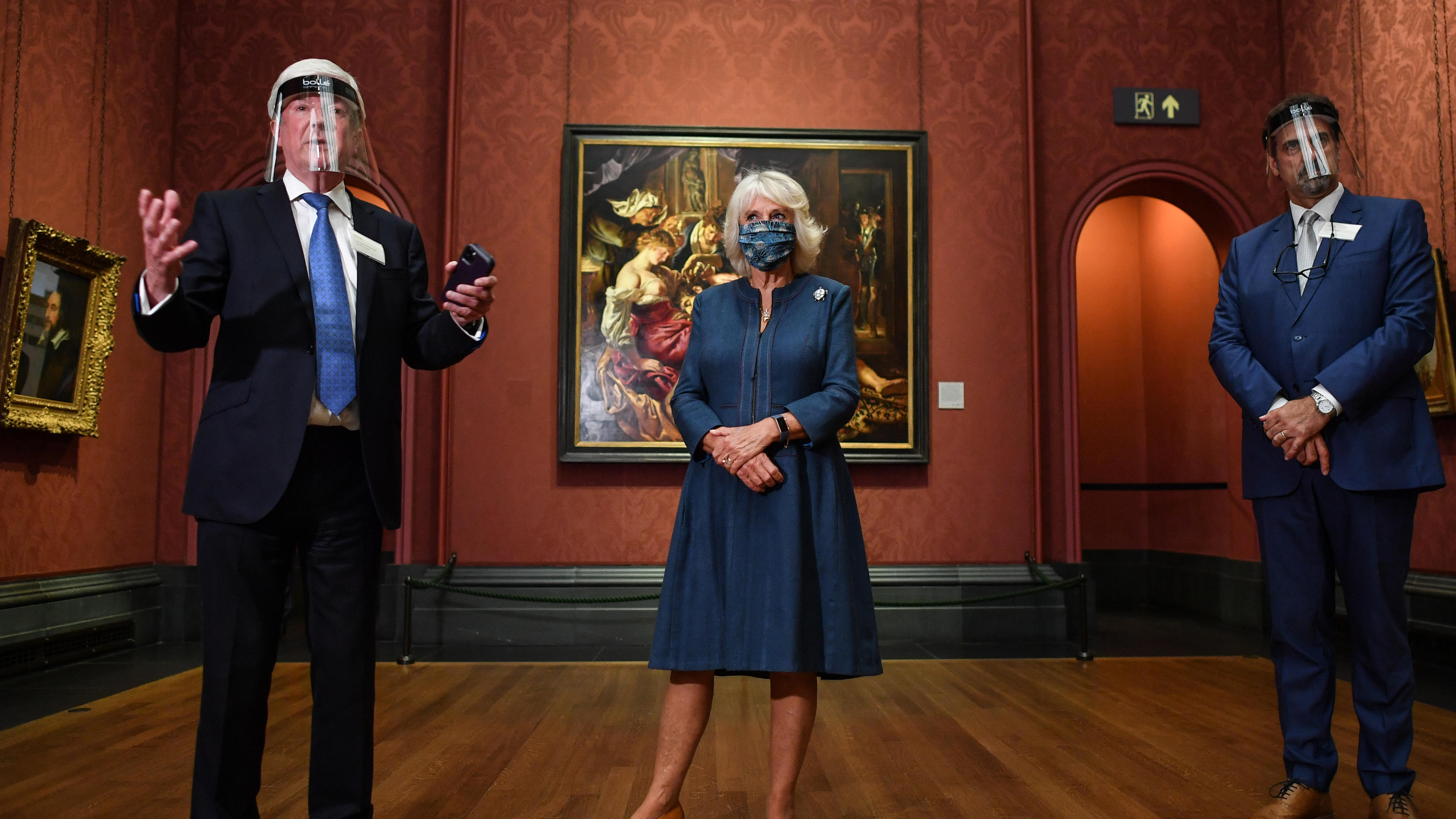 Herzogin Camilla imit Maske n der  National Gallery in London.