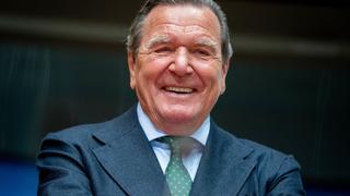01.07.2020, Berlin: Gerhard Schröder (SPD), ehemaliger Bundeskanzler und jetziger Leiter Verwaltungsrat Nord Stream 2, wartet auf den Beginn der Anhörung im Wirtschaftsausschuss des Bundestags zum Pipeline-Projekt Nord Stream 2 im Sitzungssaal, und lacht. Foto: Kay Nietfeld/dpa +++ dpa-Bildfunk +++