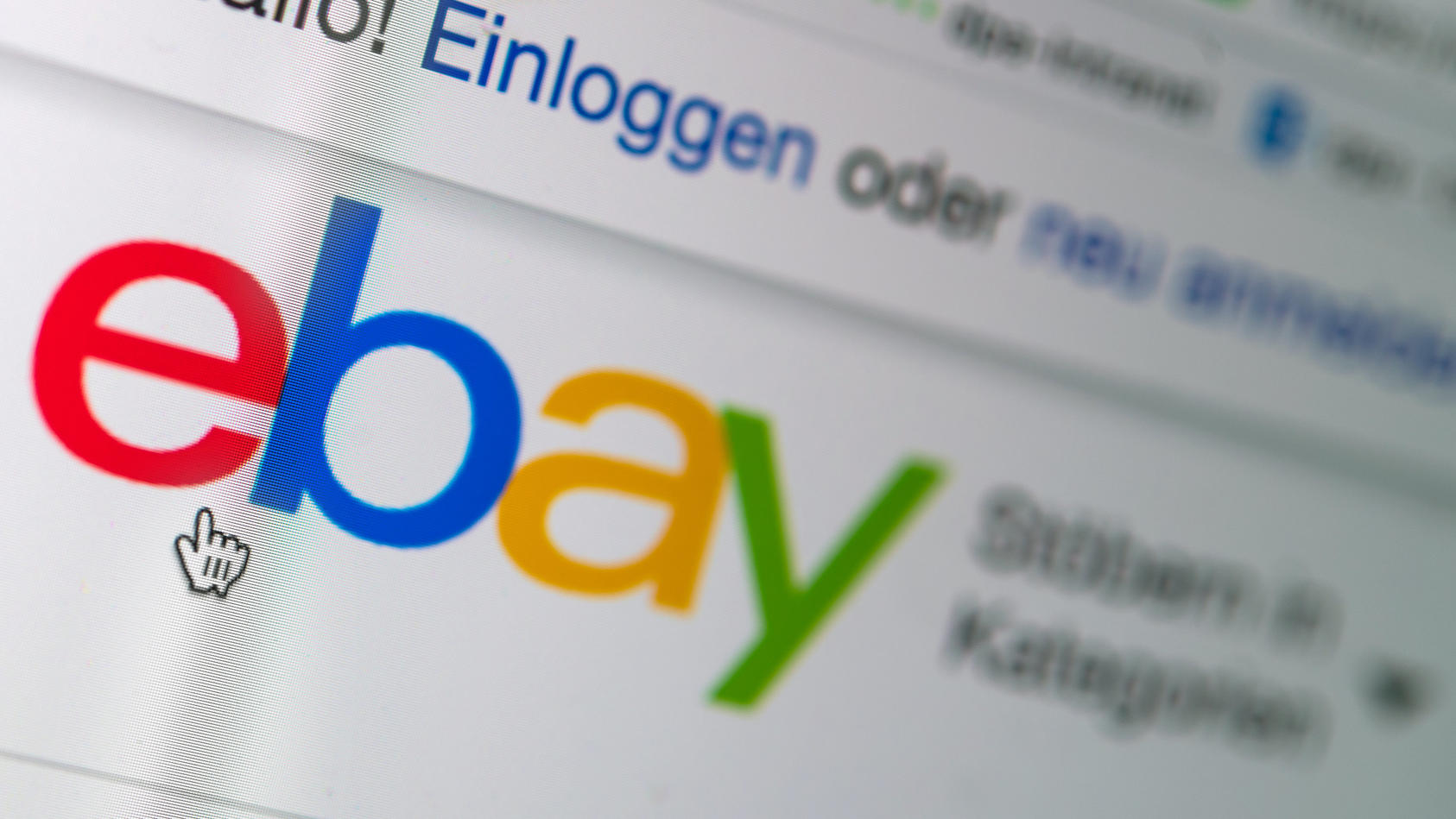 ARCHIV - 11.07.2018, Sachsen, Dresden: Das Logo von Ebay auf der Startseite der Internet-Verkaufsplattform. Ebay teilt am 28.07.2020 Zahlen zum 2. Quartal mit. Foto: Monika Skolimowska/ZB/dpa +++ dpa-Bildfunk +++