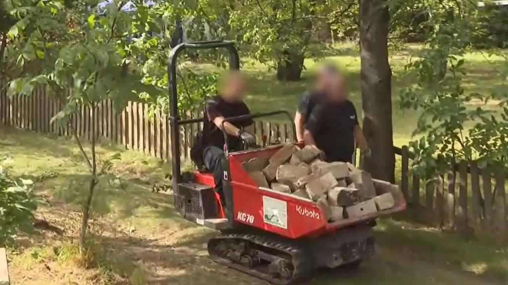 Hier bringen Ermittler Teile des ausgegrabenen Fundaments weg.
