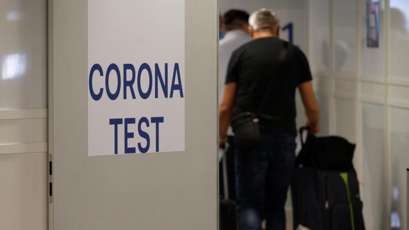 Bundesgesundheitsminister Jens Spahn (CDU) hat angekündigt, eine Testpflicht auf das Coronavirus für Einreisende aus Risikogebieten anzuordnen. Foto: Henning Kaiser/dpa