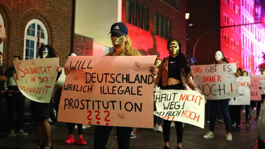 Demonstration der Initiative Demonstration Sexy Aufstand Reeperbahn auf der Hamburger Reeperbahn, Ecke Davidstraße/Ecke Herbertstraße, für die Wiedereröffnung der Bordelle und sofortige Legalisierung der Wiederaufnahme ihrer Arbeit und die Öffnung i