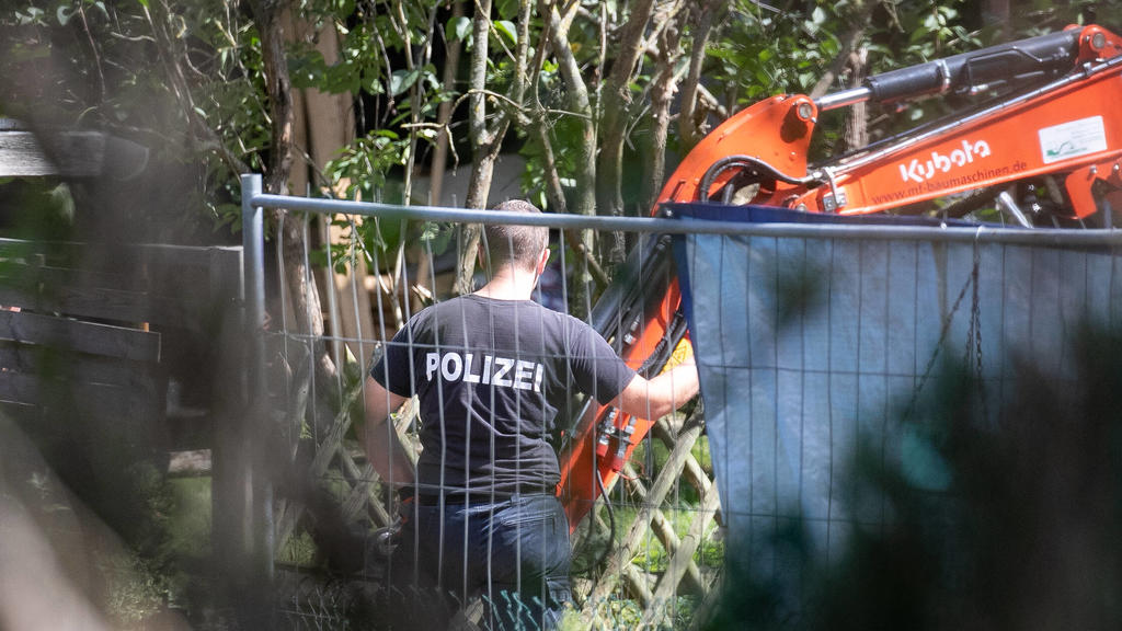 Niedersachsen, Seelze, 29.07.2020, Im Fall der verschwundenen kleinen Maddie McCann setzt die Polizei die Grabungsarbeiten in einem Kleingarten bei Hannover fort. *** Lower Saxony, Seelze, 29 07 2020, In the case of the missing little Maddie McCann,