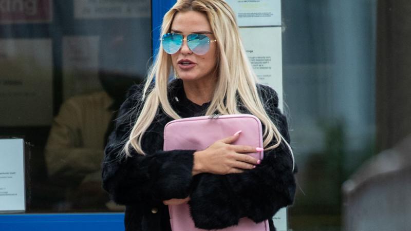 Katie Price bricht sich beide Füße im Urlaub