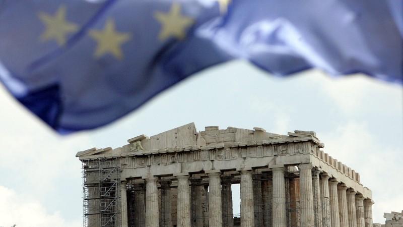ARCHIV - Eine EU-Fahne weht am 09.04.2010 über der Akropolis in Athen. Die Griechen müssen sich auf weitere drastische Kürzungen gefasst machen. Regierungschef Papandreou will das Kabinett neue Sparmaßnahmen beschließen lassen.  Foto: Orestis Panagio
