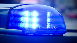 ARCHIV - ILLUSTRATION - Das Blaulicht an einem Polizeiauto leuchtet am 11.09.2014 in Frankfurt (Oder) (Brandenburg). Foto: Patrick Pleul/dpa (zu dpa "Polizei in Ostprignitz-Ruppin braucht nach Notruf am längsten" vom 28.11.2015) +++(c) dpa - Bildfunk+++