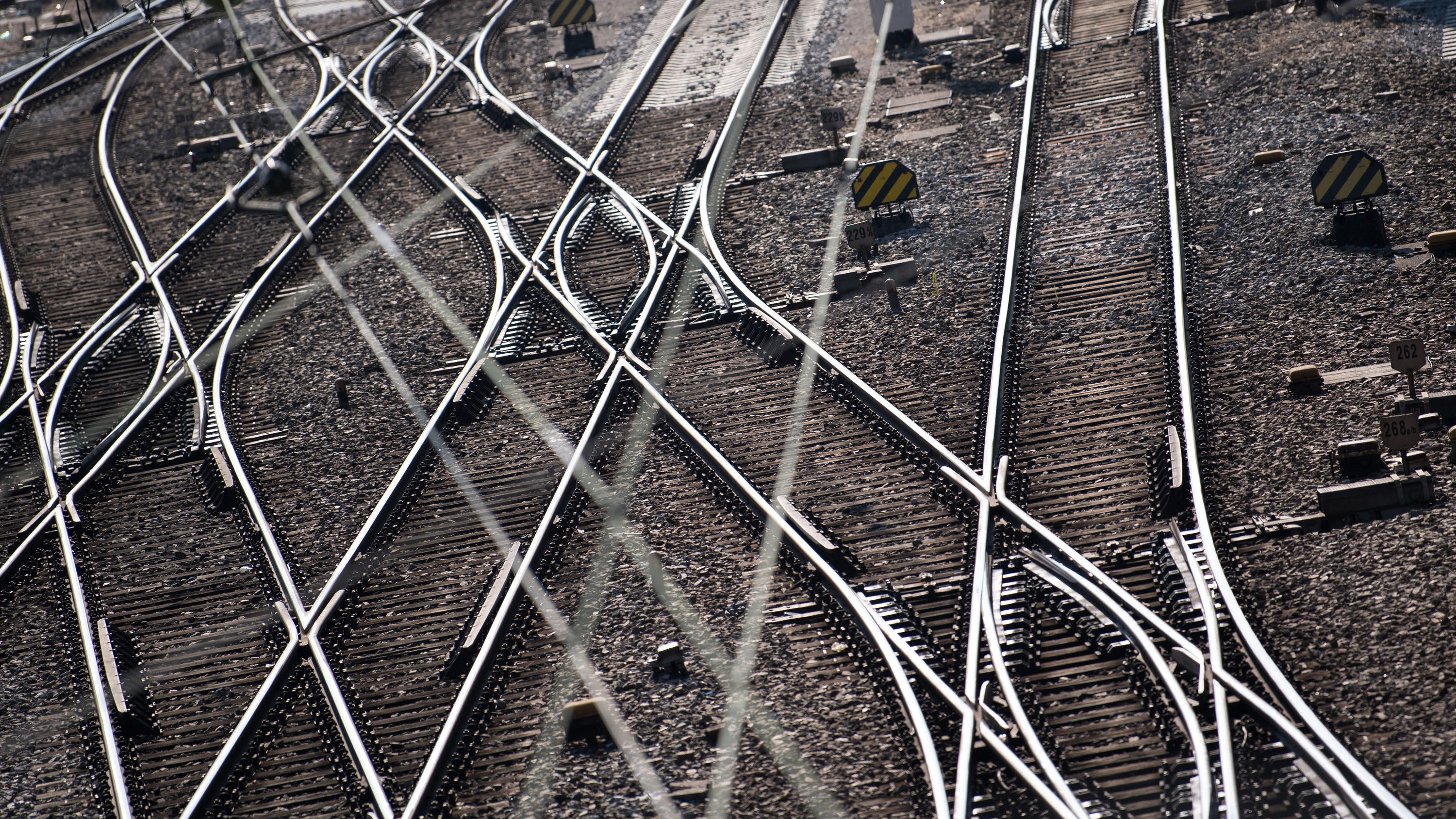 ARCHIV - 13.07.2018, Bayern, München: Gleise und Oberleitungen sind am Hauptbahnhof zu sehen. Technische Störungen sorgen häufig für Probleme im Bahnverkehr. Die Digitalisierung soll helfen, diese zu verhindern. Tausende Weichen können jetzt selbst d