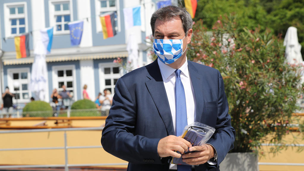 Bundeskanzlerin Angela Merkel besucht den bayerischen Ministerpräsidenten Markus Söder auf Schloß Herrenchiemsee Markus Söder wartet auf Angela Merkel mit bayerischer Gesichtsmaske, Herrenchiemsee Bayern Deutschalnd *** German Chancellor Angela Merk