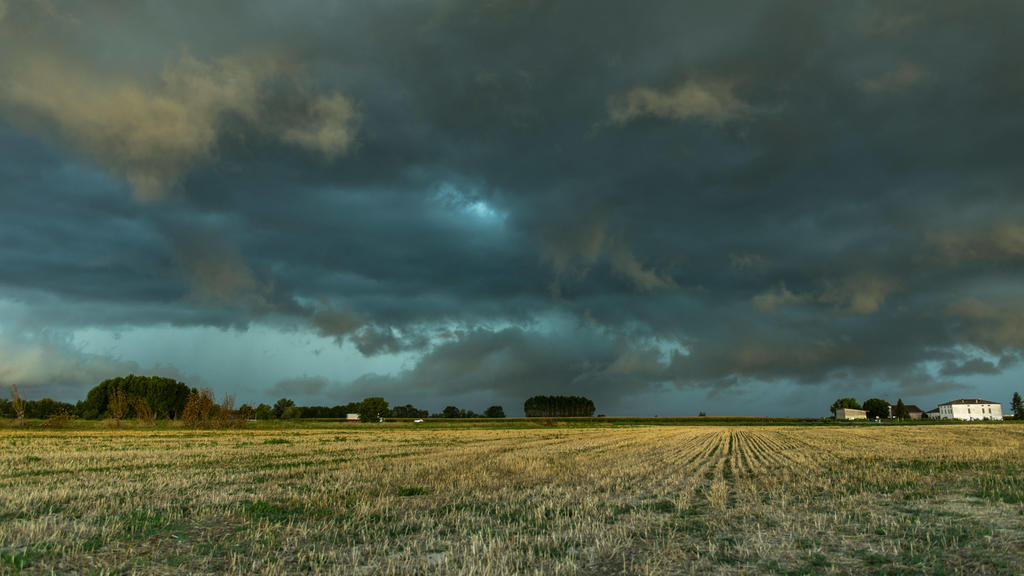 200724 Unwetter. Eine riesige Gewitterfront ist am Freitagmorgen über Norditalien hinweg gezogen. Ein sogenanntes Bow Echo brachte starke Unwetter mit sich. Nahe Bozzolo zog die Unwetterfront mit einer riesigen Shelf cloud auf. Was für eine bedrohli