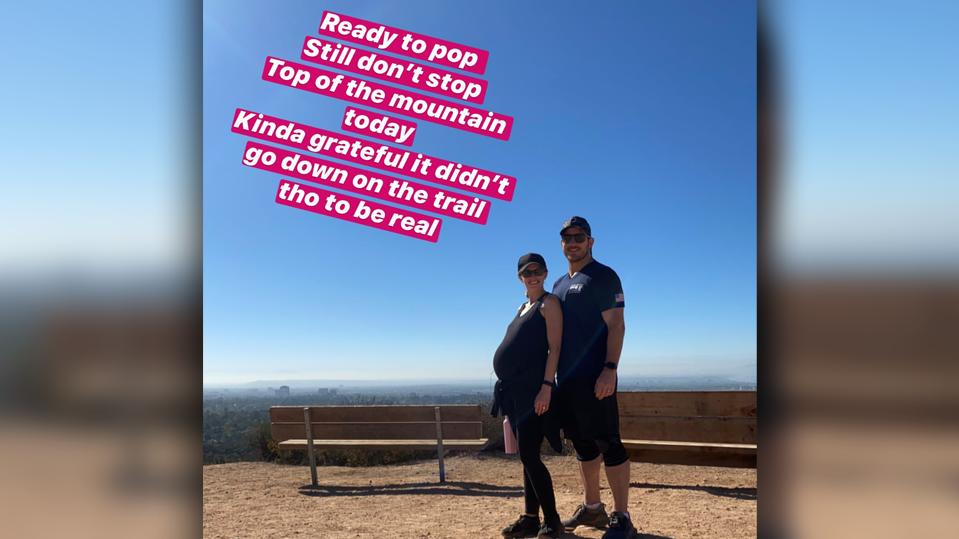 Katherine Schwarzenegger und Chris Pratt grüßen von einer Bergspitze.
