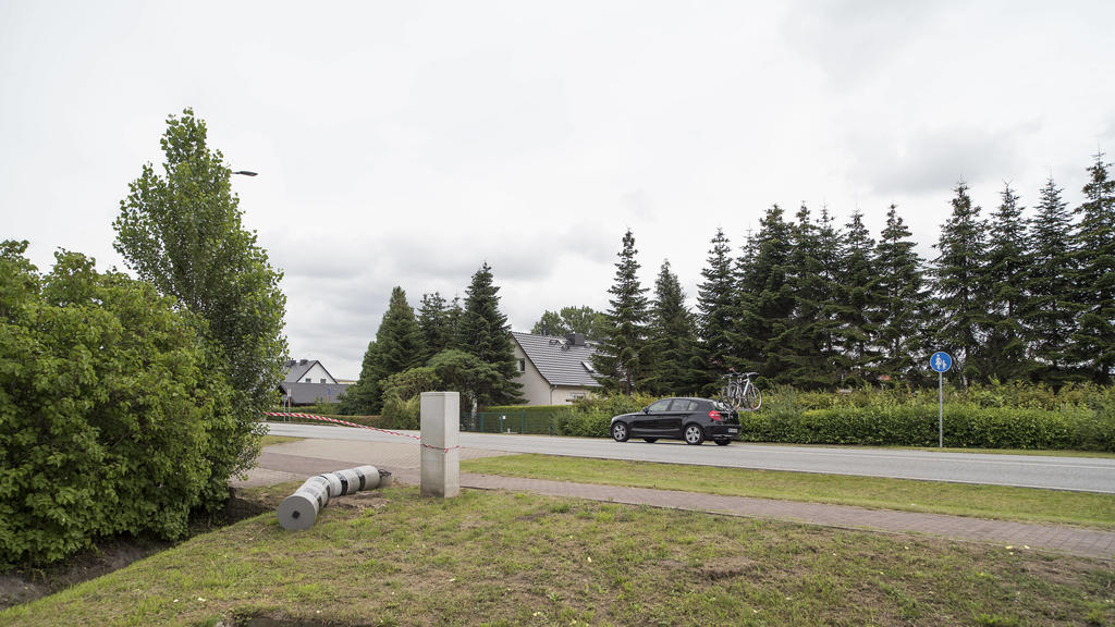 Eine zerstörte Geschwindigkeitsüberwachungsanlage liegt an der Bundesstrasse 105 in Sievershagen, Mecklenburg-Vorpommern. Verursacht wurde der Schaden an der Blitzersäule durch einen Fahrzeugführer im Sekundenschlaf, welcher durch den ausgelössten B