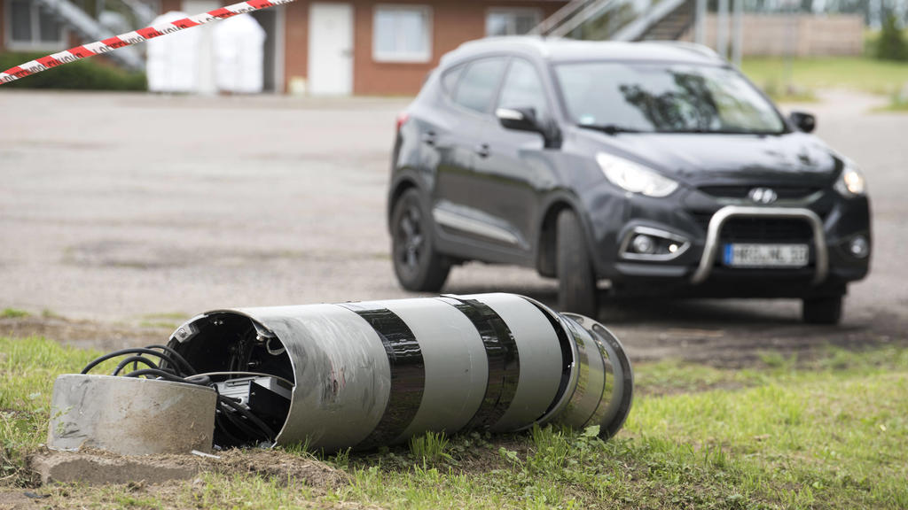 Eine zerstörte Geschwindigkeitsüberwachungsanlage liegt an der Bundesstrasse 105 in Sievershagen, Mecklenburg-Vorpommern. Verursacht wurde der Schaden an der Blitzersäule durch einen Fahrzeugführer im Sekundenschlaf, welcher durch den ausgelössten B