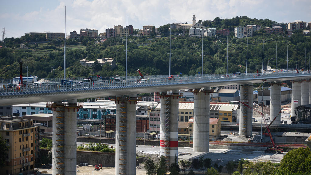 27.07.2020, Italien, Genua: Eine Gesamtansicht der neuen Brücke von Genua. Eine Woche vor der feierlichen Eröffnung der neuen Autobahnbrücke in der italienischen Hafenstadt Genua hat das renommierte Orchester der Akademie Nazionale di Santa Cecilia a