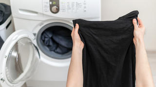 Frau hält dunkle Wäsche