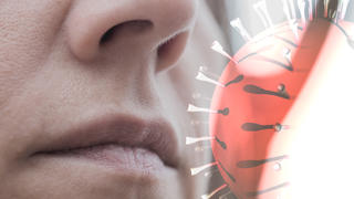 Frau verbreitet Coronavirus durch Aerosole.