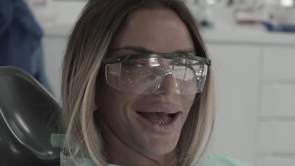 Katie Price zeigt sich auf ihrem YouTube-Channel ohne Veneers.