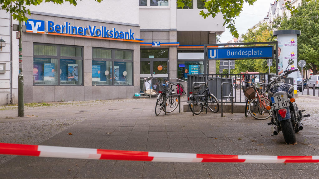 04.08.2020,Berlin,Deutschland,GER,Volksbank Filliale am Bundesplatz im Bezirk Wilmersdorf.Heute gegen 09.30 Uhr haben drei Männer versucht diese Bank zu überfallen. Ein Sicherheitsmann wurde angeschossen. Die Täter sind flüchtig *** 04 08 2020,Berli