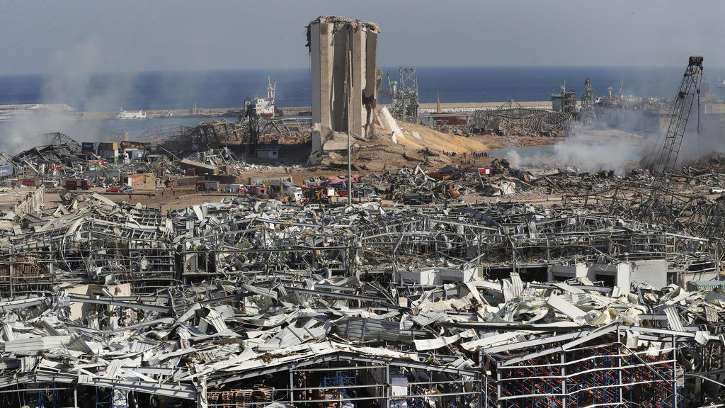 05.08.2020, Libanon, Beirut: Blick über den Schauplatz nach einer massiven Explosion im Hafen. Foto: Hussein Malla/AP/dpa +++ dpa-Bildfunk +++