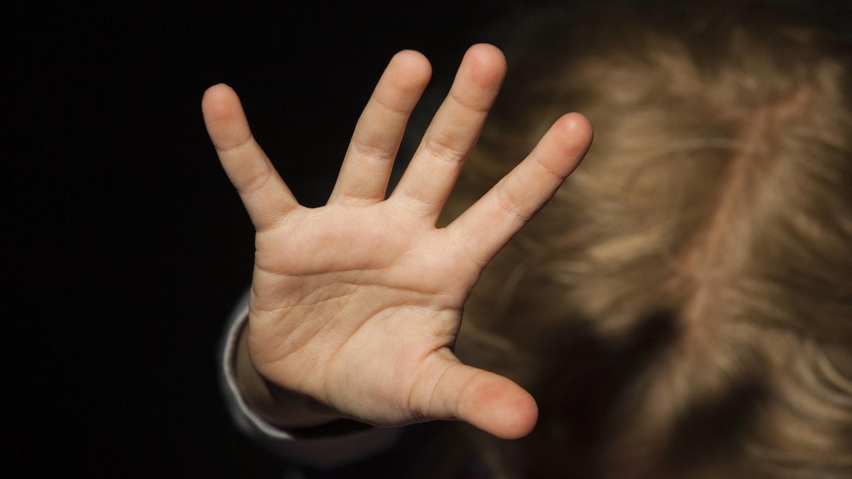 Kind wehrt sich mit ausgestreckten Armen ibxyan01596733 Bitte beachten Sie die gesetzlichen Bestimmungen des deutschen Urheberrechtes hinsichtlich der Namensnennung des Fotografen im direkten Umfeld der Veröffentlichung!