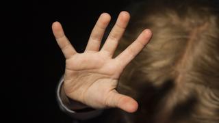 Kind wehrt sich mit ausgestreckten Armen ibxyan01596733 Bitte beachten Sie die gesetzlichen Bestimmungen des deutschen Urheberrechtes hinsichtlich der Namensnennung des Fotografen im direkten Umfeld der Veröffentlichung!